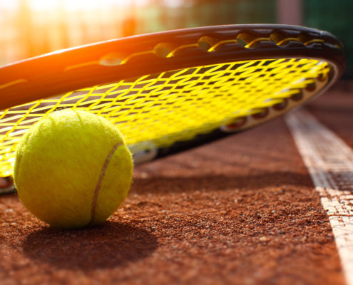 RTC Seedorf: Tennisschläger und Tennisball auf Aussenplatz